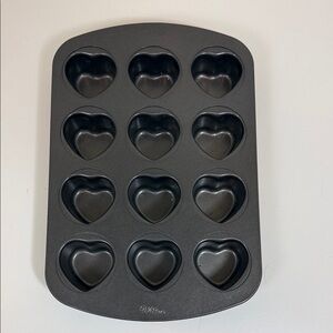 EUC Wilton Black Heart-Shaped Baking Pan